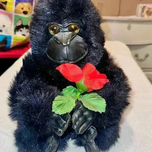 15" Black Gorilla Holding Red Rose - Picture 4 of 7
